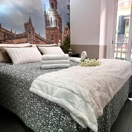 Hostal Paco'S Севілья Екстер'єр фото A bed with a duvet