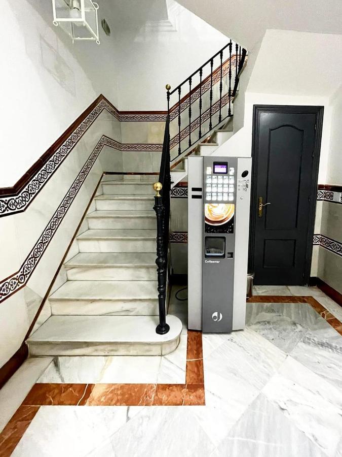 Hostal Paco'S Севілья Екстер'єр фото A coffee vending machine