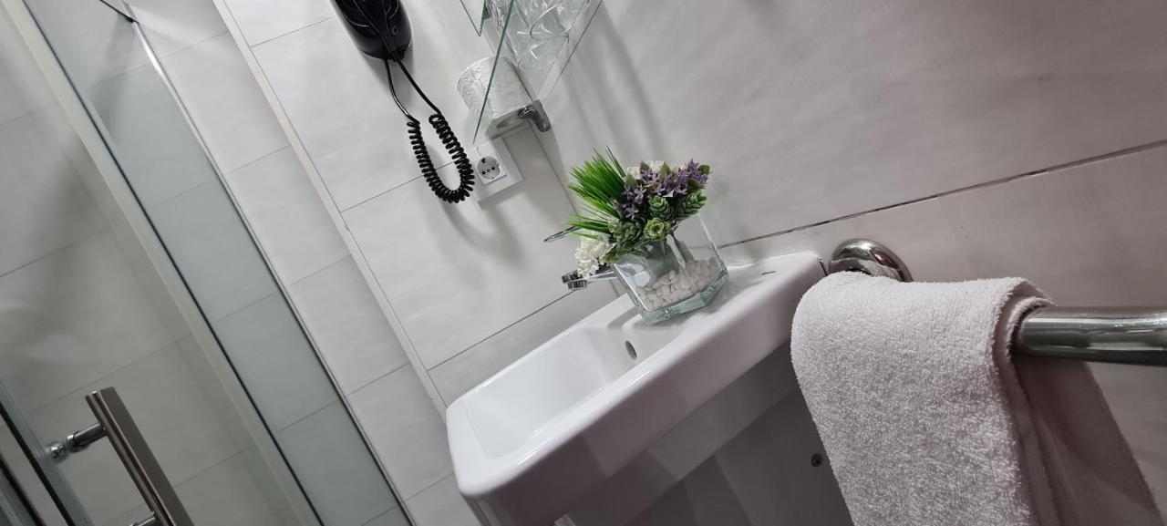 Hostal Paco'S Севілья Екстер'єр фото A wall mounted sink