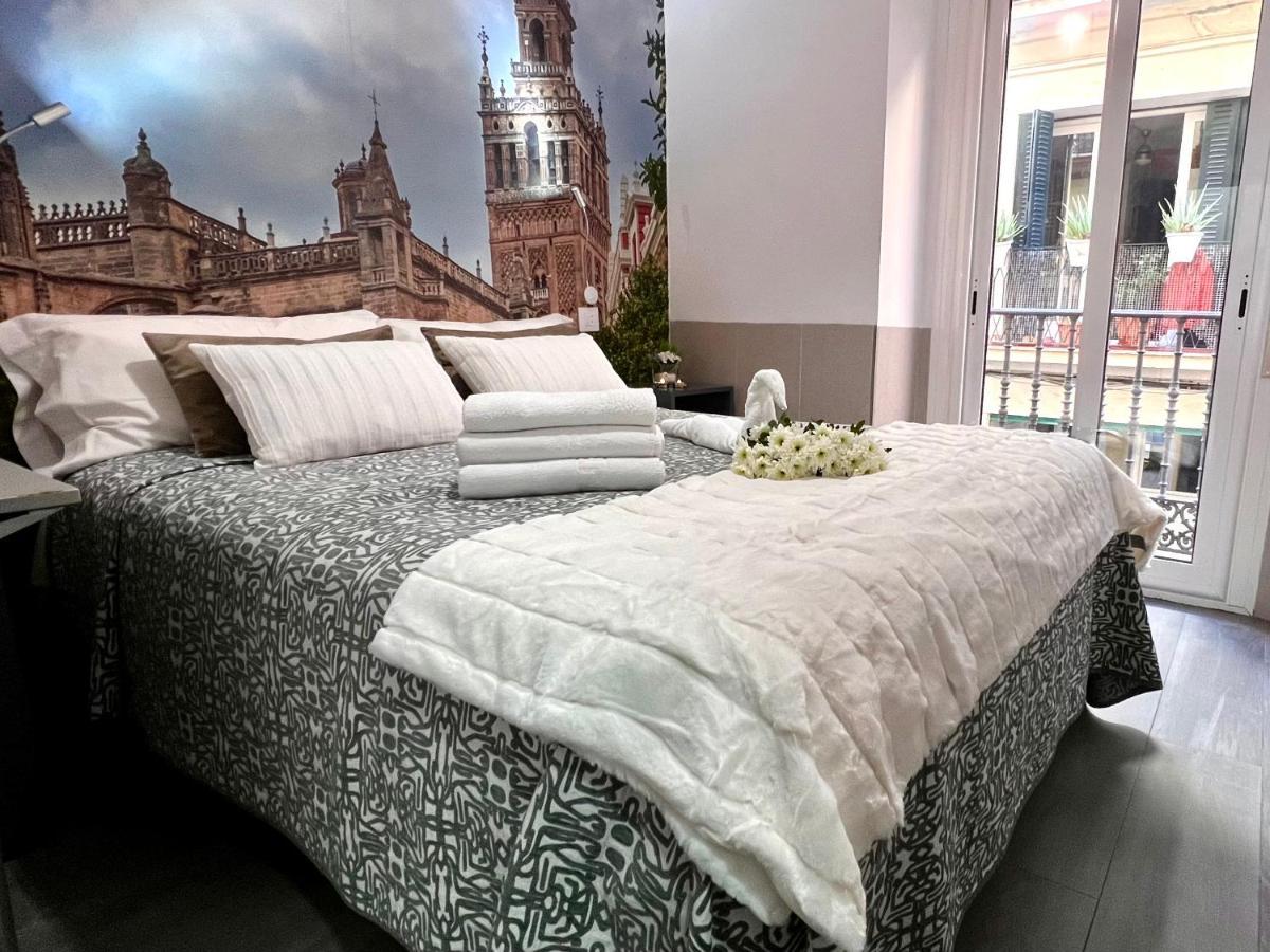 Hostal Paco'S Севілья Екстер'єр фото A bed with a duvet