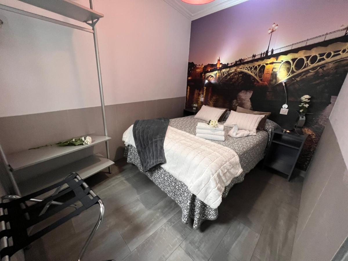 Hostal Paco'S Севілья Екстер'єр фото A room at the hotel