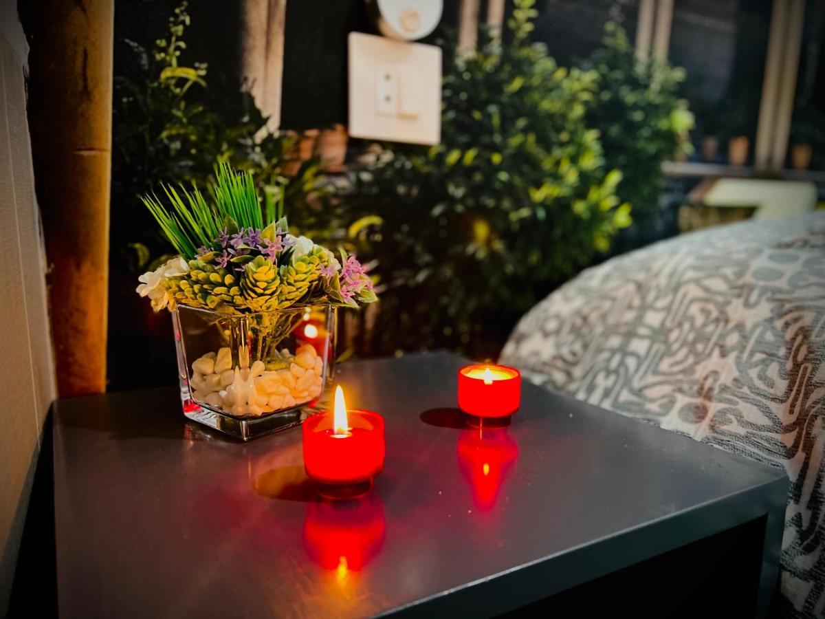 Hostal Paco'S Севілья Екстер'єр фото A nightstand with a flower vase and two candles