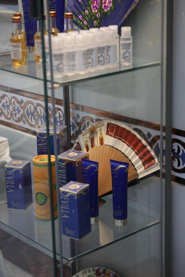 Hostal Paco'S Севілья Екстер'єр фото A collection of Estee Lauder products