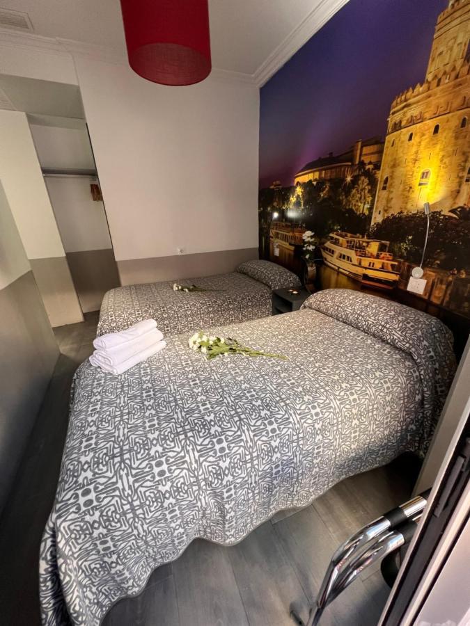 Hostal Paco'S Севілья Екстер'єр фото A room at the hotel