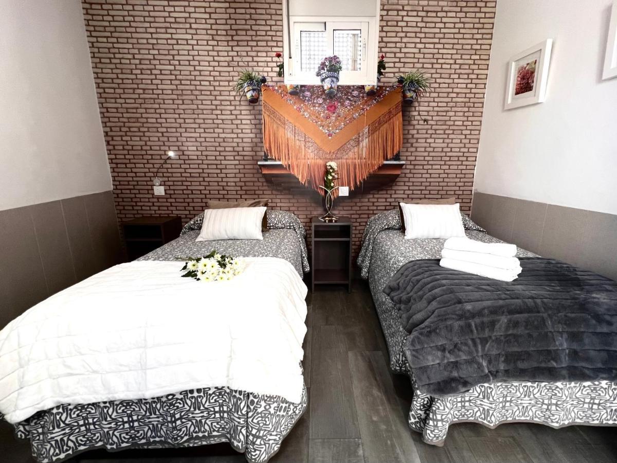 Hostal Paco'S Севілья Екстер'єр фото A room at the hotel