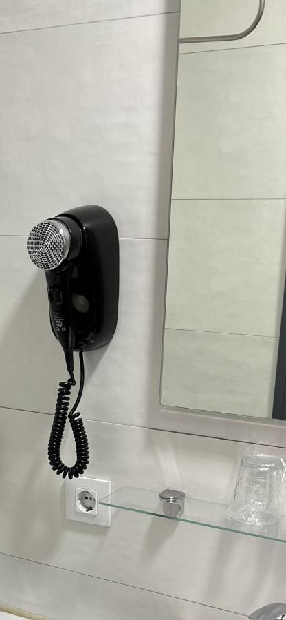Hostal Paco'S Севілья Екстер'єр фото A wall-mounted hair dryer