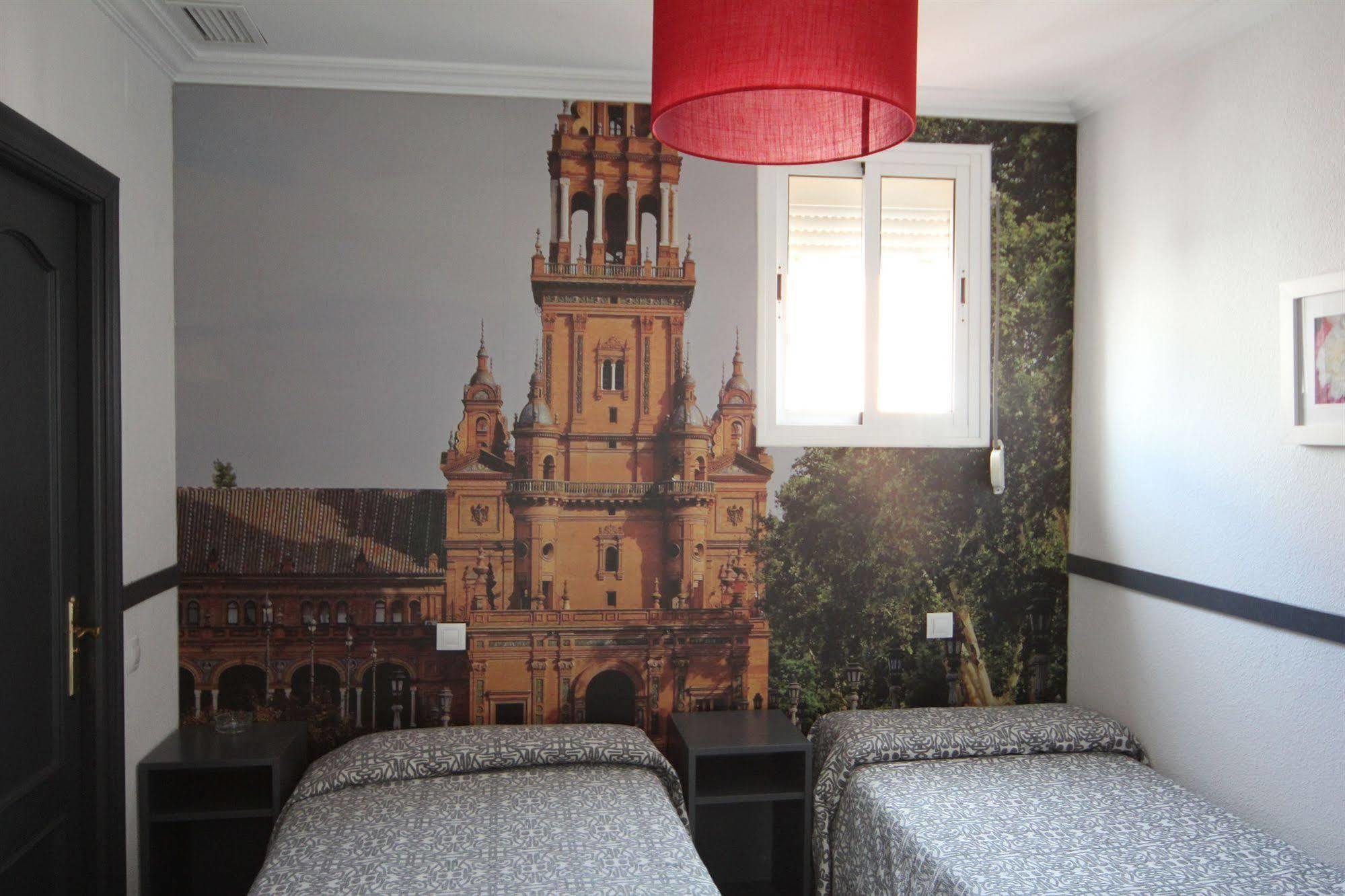 Hostal Paco'S Севілья Екстер'єр фото A room at the hotel