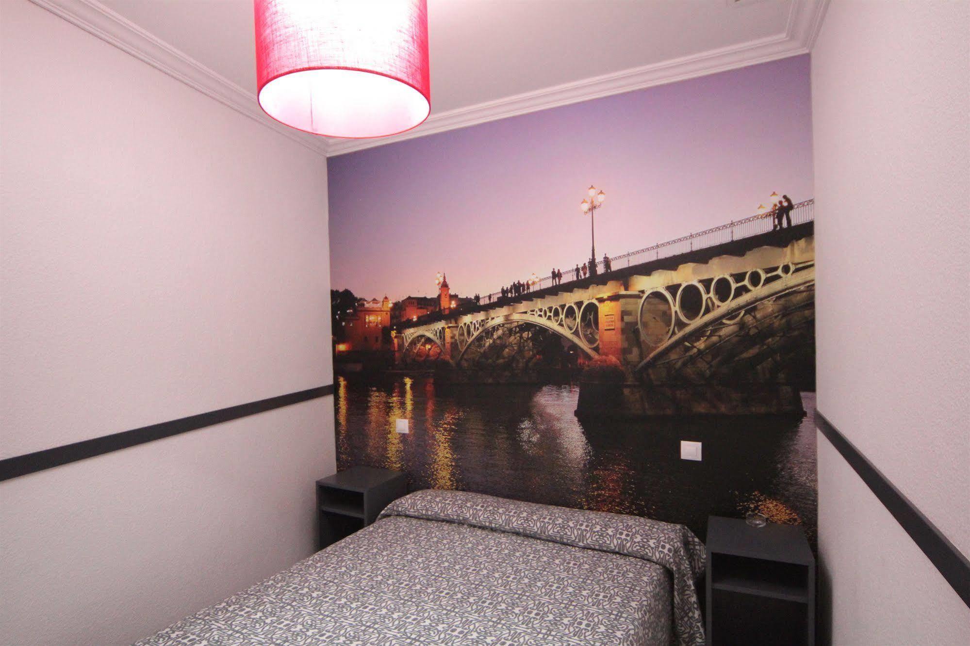 Hostal Paco'S Севілья Екстер'єр фото A room at the hotel
